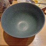 とんかつKYK - 無貫入、小窯変風の鉄青磁に見えましたが、実は舶来の工業製品。