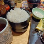 とんかつKYK - ご飯も大盛りで笥に蓋載ってません（笑）