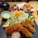 とんかつKYK - 別日撮影、キャベツ大盛りです。