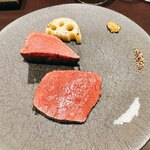 イル アオヤマ - 手前鹿　奥牛