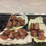 りきちゃん - 炭で火が入りすぎない様にキャベツを敷いています。