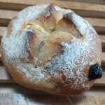 手作りパン屋のTERUO - レーズンとクリームチーズ
