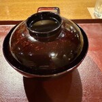 おかもと - 3、椀物
      蛤真薯、焼松茸、岩茸、冬瓜、柚子のすまし仕立て。
