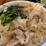 丸亀製麺 - 豚バラのトッピングは冷たいので、かけ出汁で温めてから頂く食べ方オススメ