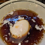 丸亀製麺 - ピリ辛のつけ汁は冷たいです。元から温玉入っています✨️