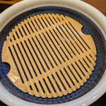 丸亀製麺 - 丼の下、すのこ敷いてます。