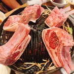 羊肉炭火焼 肉汁屋 - 