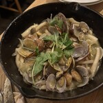 フニクラ - アサリとキノコのアヒージョ。このスープに焼きたてフォカッチャがぴったり。