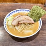 雪ぐに - 味噌ラーメン、吊るし焼きチャーシューバラ1枚
