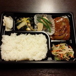 ポポット - 本日のメインはサバの味噌煮！ローストオニオンが添えられています☆盛り付けはフレンチだ☆(ゝω・)
      今日の食材、18品目～！お昼からも頑張れそう！