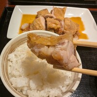 虎ノ門やまと - 一枚肉を揚げてからカットされた唐揚げ