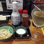 やきとり工房 - 料理写真:★お通し 330円 ウコンとマカロニサラダ要らん！ ★白ワイン 540円 量少なくCP悪い！