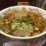 龍上海 - ラー博は俺の社員食堂。  赤湯しょうゆラーメン！  からみそラーメンのようなインパクトはないが、魚介の味わいを感じる、親しみやすい醤油ラーメン。太麺、青海苔も特徴の一つ
