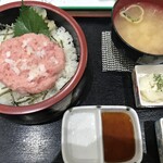 でか盛り海鮮問屋 - ネギトロ丼690円