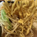 純米味噌らーめん みそら堂 - 麺はモチモチ中太縮れ麺