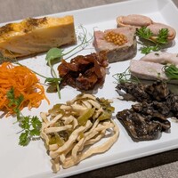 ON the TABLE CHINESE - 