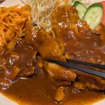 洋食屋 ムッシュ - 肉は柔らかで旨味が濃い