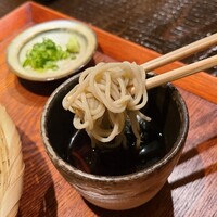 りょうり屋 くどう - もり蕎麦【冷】《十割》(税込1,100円)
                    蕎麦は細麺、コシも香りも弾力も私にはそれ程には感じられませんでした
                    つゆは鰹節と昆布の出汁をやや甘みのある醤油で整えたものだと思います