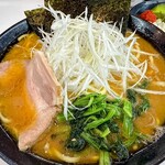 ラーメン 塚田家 - 料理写真:ラーメン900円 大盛り100円 白ねぎ150円
ライス100円