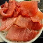 わ楽 - 鮪丼！(手前から時計回りに生本マグロ、本マグロカマトロ、生本マグロ中落ち、生バチマグロ)
