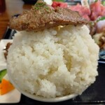 わ楽 - 鮪のほほ肉ステーキオンザ旧ハマさん盛り！
