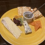 Wine Bar ソムリエタナカ - チーズ3種盛り合わせ