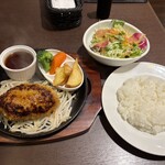 ぎゅう丸 - 料理写真:暫く待つと注文した手仕事ハンバーグのセット１５９０円の出来上がりです。
