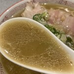 焼豚らーめん じゅんこ - 若干青い？緑っぽい？スープ