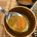 Soumya's Kitchen - 魚のカレーの具材は底にありました