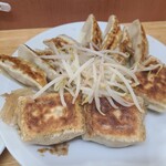 大福 - 料理写真:餃子8個とげんこつ餃子3個