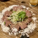 ラム肉酒場 ラムゴロー 神田南口店 - コリコリのラムレバ刺し。ネギ、パクチー、特製塩と一緒にいただきます