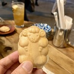 ラム肉酒場 ラムゴロー 神田南口店 - お通しのラム乳モナカ、これがまた良い