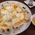 TRATTORIA ROMANO - ピッツァクアトロフォルマッジ
      はちみつなみなみ！