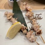 とくり - イカトンビとナンコツ串焼き440円外　2本