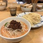 希須林 - 土曜限定品
      ✅担々つけ麺(太麺300g)¥1.200
      　※辛さ3段階からセレクト(中辛)
      　※ご飯無料(お代わりも無料)
      　※野菜マシ可能
      　※土曜限定メニュー
      　※排骨付は¥1.800