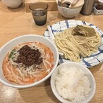 希須林 - 土曜限定品
      ✅担々つけ麺(太麺300g)¥1.200
      　※辛さ3段階からセレクト(中辛)
      　※ご飯無料(お代わりも無料)
      　※野菜マシ可能
      　※土曜限定メニュー
      　※排骨付は¥1.800