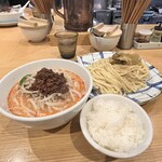 希須林 - 土曜限定品
      ✅担々つけ麺(太麺300g)¥1.200
      　※辛さ3段階からセレクト(中辛)
      　※ご飯無料(お代わりも無料)
      　※野菜マシ可能
      　※土曜限定メニュー
      　※排骨付は¥1.800