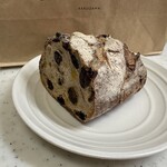 Bakery & Restaurant Sawamura Kyu Karuizawa - オレンジピールとジャンボレーズンのルヴァン　1／4 530円