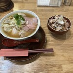 手打ち正麺 Hachimitsu - 特製しなそばとチャーシュー丼