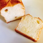 銀座に志かわ - 塩バター食パン。何もつけずにこのまま美味しい