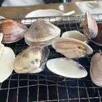いさりび食堂 - 焼蛤(1,980円)〜焼蛤はひっくり返さないそうです。身は上の貝につきます