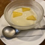 アングル - 食後のデザート。自家製プリン？フルーチェを想像してたがぷるんぷるんしていて食後にうってつけな甘さ。