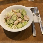 アングル - セットで注文したチキンサラダ。酸味のあるオリジナルドレッシングがかけてあり一番最初に提供される。