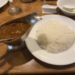 アングル - 特選ビーフカレー(並)ご飯は平たく盛られる。