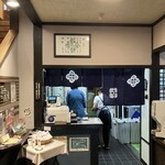 うなぎ専門店 本多 - 左手に2階につづく階段