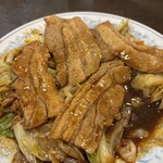 東大楼 - キャベツの下に立派な肉が隠れています。2枚食べた後なので肉も多いのが分かりますよね