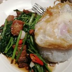 ピラブカウ - 空芯菜炒めと豚のカリカリ焼き