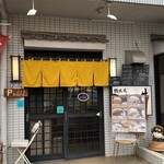 もり川 - 表に駐車場が2台あります。