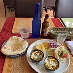 インド家庭料理 ラニ - ■ランチセット（バターチキン・豆カレー・サラダ・サブジ・ナン・ライス）￥1,540：濃厚でまろやかなバターチキンと素朴な豆カレーが絶妙に調和し、彩り豊かなサラダとスパイス香るサブジが食欲をそそる。ふっくら焼き上げたナンとターメリックライスがそれぞれの味を引き立て、香りや食感が重なり合い、インド料理らしい力強さとやさしさが一皿にしっかりと感じられた。