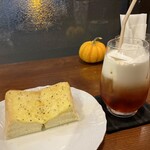 板東珈琲 - チーズトースト700 アイスミルクティー500